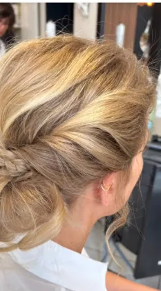 Chignon tressé réalisé par l'équipe de Zélie Duflou Coiffure