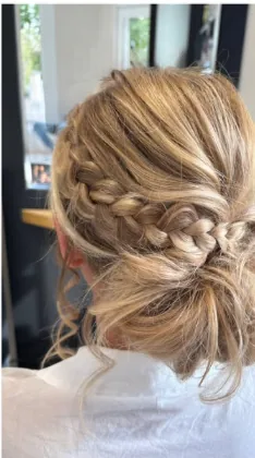Chignon avec tresse plaquée, réalisation du salon Zélie Duflou Coiffure