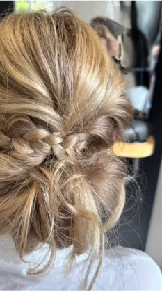 Chignon bas tressé, coiffure de cérémonie au salon Zélie Duflou Coiffure