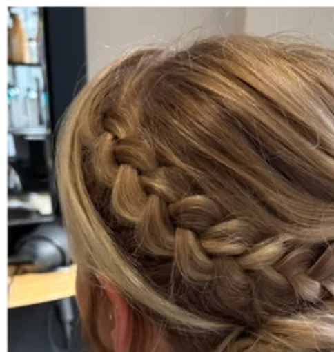 Tresse couronne réalisée au salon Zélie Duflou Coiffure à Coudekerque-Branche