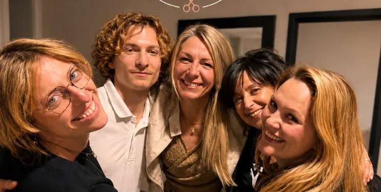 Zélie Duflou et l'équipe du salon Zélie Duflou Coiffure à Coudekerque-Branche