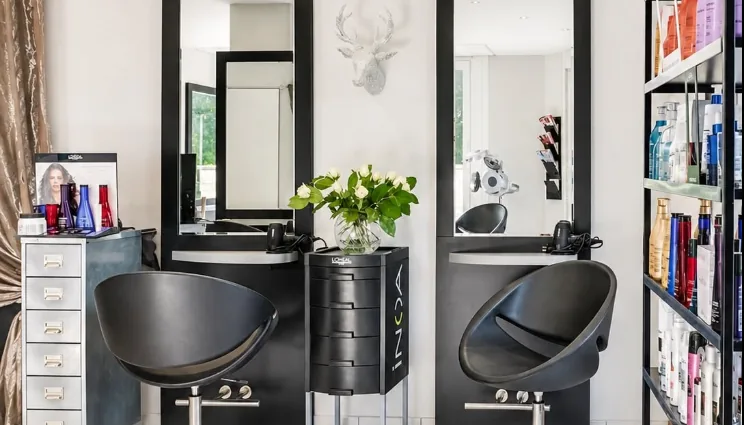 Intérieur du salon Zélie Duflou Coiffure, postes de coiffage et miroirs